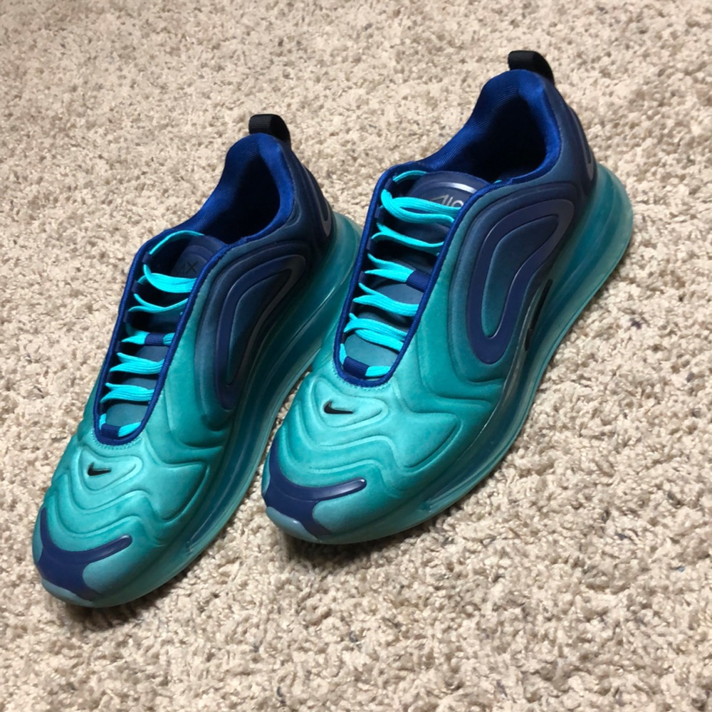 NIKE AIR MAX 720